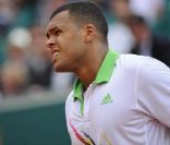 Après son élimination au deuxième tour (le 12 avril 2011 - photo), Jo-Wilfried Tsonga participait activement au succès de la traditionnelle soirée des joueurs (le 13 avril) du tournoi de Monte-Carlo, travesti !