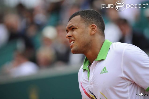 Après son élimination au deuxième tour (le 12 avril 2011 - photo), Jo-Wilfried Tsonga participait activement au succès de la traditionnelle soirée des joueurs (le 13 avril) du tournoi de Monte-Carlo, travesti !