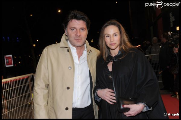 Philippe Lellouche et Vanessa Demouy (enceinte) à l'avant-première du film Le Marquis en février 2011 