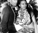 Marlon Brando et Tarita, grands-parents de Tuki, sur le tournage des Révoltés du bounty (1962)