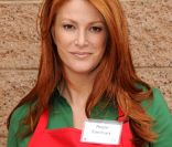 Angie Everhart participe au Mission Easter for the Homeless, afin de servir des repas chauds aux sans-abri, vendredi 22 avril à Los Angeles.