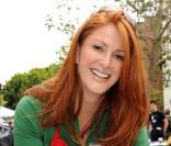 Angie Everhart participe au Mission Easter for the Homeless, afin de servir des repas chauds aux sans-abri, vendredi 22 avril à Los Angeles.