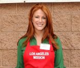 Angie Everhart participe au Mission Easter for the Homeless, afin de servir des repas chauds aux sans-abri, vendredi 22 avril à Los Angeles.