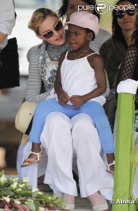 Madonna, avec ses filles Lourdes et Mercy, au Malawi en avril 2010