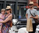 Toni Collette en compagnie de sa fille Sage et de son mari Dave Galafassi à New-York en juin 2010 