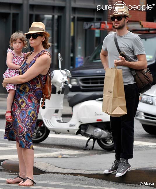 Toni Collette en compagnie de sa fille Sage et de son mari Dave Galafassi à New-York en juin 2010 