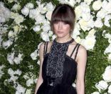 Rose Byrne dans un parfait look féminin et en total look noir pour le dîner Chanel du 25 avril 2011 à New York 