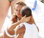 Craig David offre une coupe de champagne et se montre très proche de trois jeunes femmes en bikini, à la piscine de son hôtel, à Miami, lundi 11 avril 2011.