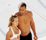 Craig David offre une coupe de champagne et se montre très proche de trois jeunes femmes en bikini, à la piscine de son hôtel, à Miami, lundi 11 avril 2011.