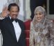 Le sultan de Brunei Hassanal Bolkiah et son épouse lors du dîner de gala organisé par la Reine Elizabeth II la veille du mariage de Kate Middleton et du prince William à l'Hôtel Mandarin Oriental Hotel à Londres le 28 avril 2011