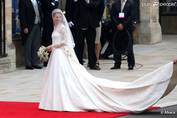 Kate Middleton arrive à l'abbaye de Westminster pour son mariage le 29 avril 2011