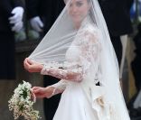 Kate Middleton dans une robe Sarah Burton pour Alexander McQueen lors de son mariage avec le prince William 