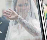 Kate Middleton salue la foule à son arrivée à l'abbaye de Westminster pour son mariage le 29 avril 2011