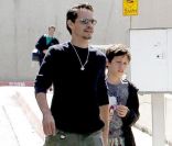 Marc Anthony et son fils Cristian se rendent au cinéma Grand Palace, à Los Angeles, le 23 avril 2011.