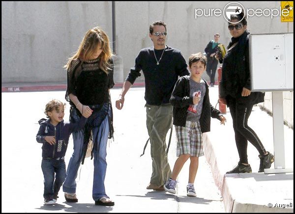 Jennifer Lopez, Marc Anthony, leur fille Emme Maribel et Cristian (le fils de Marc) se rendent au cinéma Grand Palace, à Los Angeles, le 23 avril 2011.