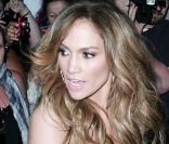 Jennifer Lopez, sublime et sauvage, à l'occasion de la promotion de son nouvel album,  Love? , dans l'émission  Extra , animée par Mario Lopez, à Los Angeles, le 29 avril 2011.
