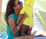 Christina Milian fait découvrir la plage à sa petite Violet, 14 mois, dimanche 1er mai, à Malibu.