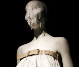  Ambiance macabre pour l'exposition Alexander McQueen : Savage Beauty. New York, 2 mai 2011 