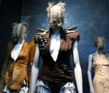  Pour cette exposition, le visage des mannequins est recouvert par des masque de guipure, de plumes ou des casques d'escrime. New York, 2 mai 2011 