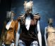 Pour cette exposition, le visage des mannequins est recouvert par des masque de guipure, de plumes ou des casques d'escrime. New York, 2 mai 2011