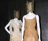  Deux robes exceptionnelles d'Alexander McQueen. New York, 2 mai 2011 
