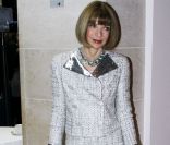 Anna Wintour, la rédactrice en chef du Vogue américain, salue le talent d'Alexander McQueen. New York, 2 mai 2011 