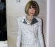 Anna Wintour, la rédactrice en chef du Vogue américain, salue le talent d'Alexander McQueen. New York, 2 mai 2011