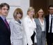 Thomas P. Campbell, directeur du musée, Anna Wintour, rédactrice en chef de Vogue, Sarah Burton, directrice artistique de la maison Alexander McQueen, Stella McCartney, créatrice de mode, et Andrew Bolton, commissaire de l'exposition, ont présenté Savage Beauty à la presse au MET. New York, 2 mai 2011