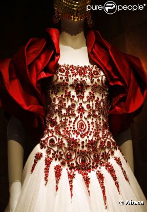 Alexander McQueen : Savage beauty est une magnifique retrospective sur les créations du génie Anglais. New York, 2 mai 2011