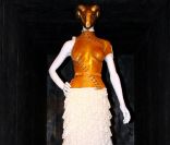 <p>Alexander McQueen s\'inspirait beaucoup du cinéma pour réaliser ses créations. New York, 2 mai 2011</p>