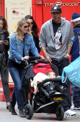 Ellen Pompeo se baladant à Soho, New York avec son mari Chris Ivery, leur fille Stella Luna et une amie, le 2 mai 2011.