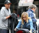 Ellen Pompeo se baladant à Soho, New York avec son mari Chris Ivery, leur fille Stella Luna et une amie, le 2 mai 2011.