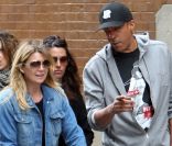 Ellen Pompeo se baladant à Soho, New York avec son mari Chris Ivery, leur fille Stella Luna et une amie, le 2 mai 2011.