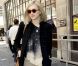 La présentatrice télé Fearne Cotton dans un look citadin au top. Bravo pour les socquettes à pois, et T-shirt délavé et les lunettes rondes qui donnent un style sixties qu'on adore !