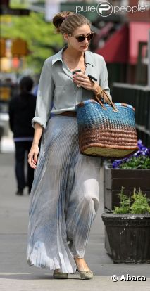 Olivia Palermo dans un look grisé mais pas du tout grisant ! Chemise longue d'homme, jupe de danseuse, panier coloré, la it-girl nous fait un sans faute à New York