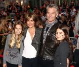 Lisa Rinna avec son mari Harry Hamlin et leurs filles Delilah et Amelia à l\'avant-première de Pirates des Caraïbes, la Fontaine de Jouvence, le 7 mai 2011 à Disneyland