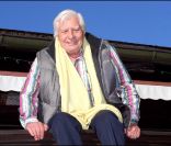 Gunther Sachs sur la terrasse de son chalet de Gstaad où il s'est suicidé 