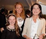 <p>Blake Lively, Caroline de Monaco et sa fille Alexandra de Hanovre lors du défilé de mode Croisière Chanel à l\'Eden Roc au Cap d\'Antibes le 9 mai 2011</p>