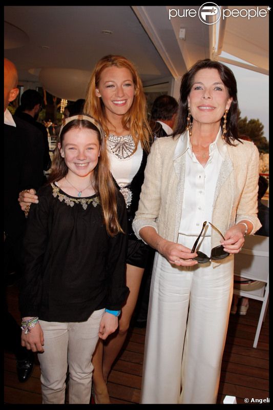  Blake Lively, Caroline de Monaco et sa fille Alexandra de Hanovre lors du défilé de mode Croisière Chanel à l'Eden Roc au Cap d'Antibes le 9 mai 2011 