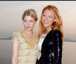 <p>Clémence Poésy et Blake Lively lors du défilé de mode Croisière Chanel à l\'Eden Roc au Cap d\'Antibes le 9 mai 2011</p>