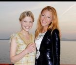 <p>Clémence Poésy et Blake Lively lors du défilé de mode Croisière Chanel à l\'Eden Roc au Cap d\'Antibes le 9 mai 2011</p>