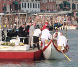 Le Pape Benoît XVI en gondole à Venise, le 8 mai 2011.