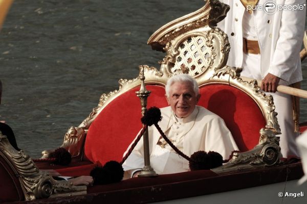 Le Pape Benoît XVI en gondole à Venise, le 8 mai 2011.