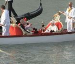 Le Pape Benoît XVI en gondole à Venise, le 8 mai 2011.