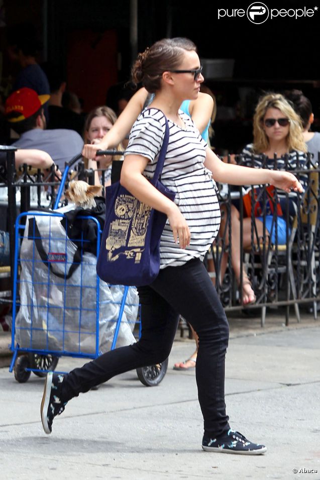 Natalie Portman, enceinte, à New York le 27 avril 2011. Discrète, elle passe toutefois mal inaperçue ! 