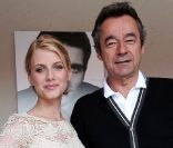 Mélanie Laurent pose aux côtés de Michel Denisot, présentateur du Grand Journal de Canal +, à Cannes, le 10 mai 2011.