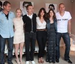 Mélanie Laurent pose aux côtés de Michel Denisot, présentateur du Grand Journal de Canal +, d'Ali Baddou, de Charlotte Le Bon, de Tani Bruna-Rosso et de Laurent Weil à Cannes, le 10 mai 2011.