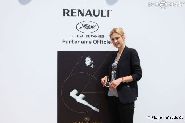 Julie Gayet sur la plage du Majestic 64 lors du festival de Cannes le 12 mai 2011