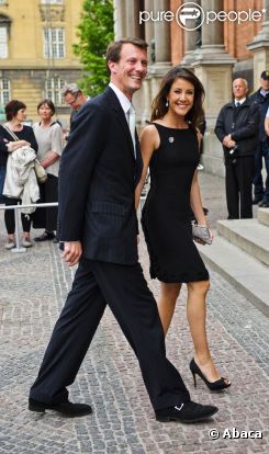 Marie et son époux Joachim de Danemark sortent d'une réception organisée à l'occasion de la visite officielle du président sud-coréen Lee Myung-bak et de son épouse. 12 mai 2011 