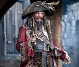 Keith Richards en père de Jack Sparrow dans  Pirates des Caraïbes - La Fontaine de Jouvence , en salles le 18 mai 2011.